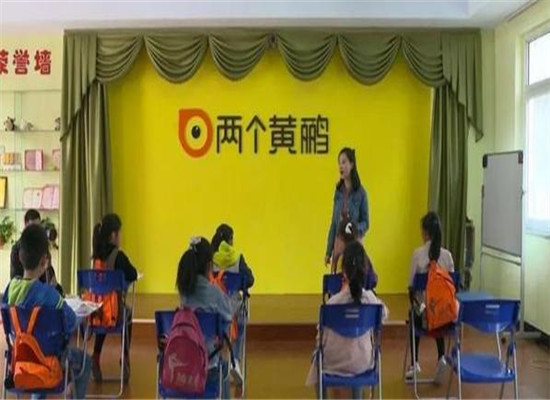 兩個黃鸝教育少兒口才加盟